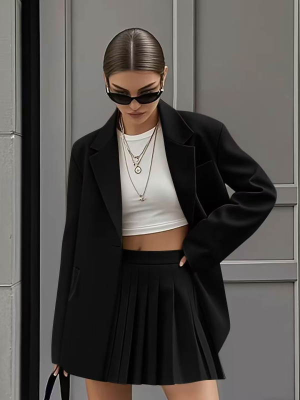 Ženski kostim s plisiranom suknjom – casual moda (proljeće 2025)