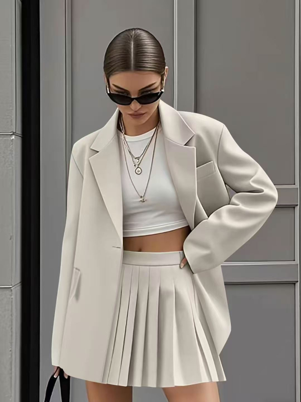 Ženski kostim s plisiranom suknjom – casual moda (proljeće 2025)