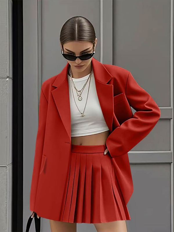 Ženski kostim s plisiranom suknjom – casual moda (proljeće 2025)