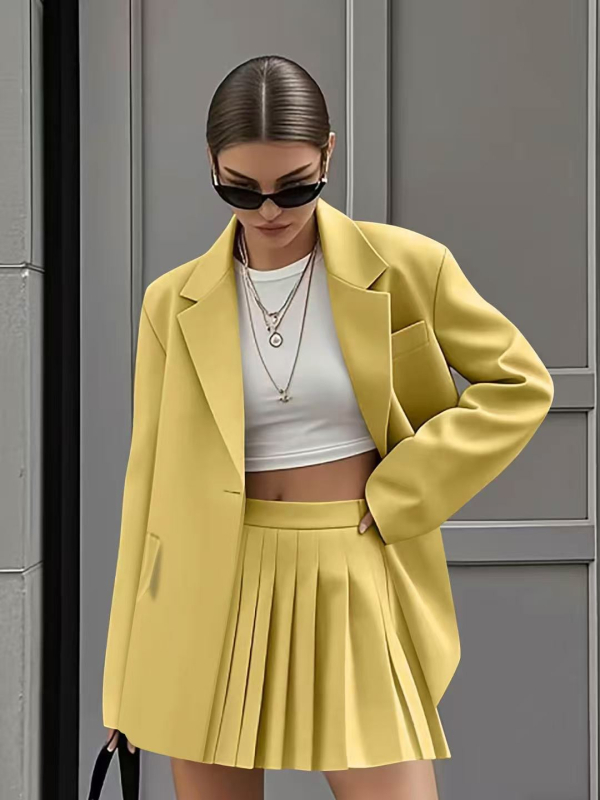 Ženski kostim s plisiranom suknjom – casual moda (proljeće 2025)
