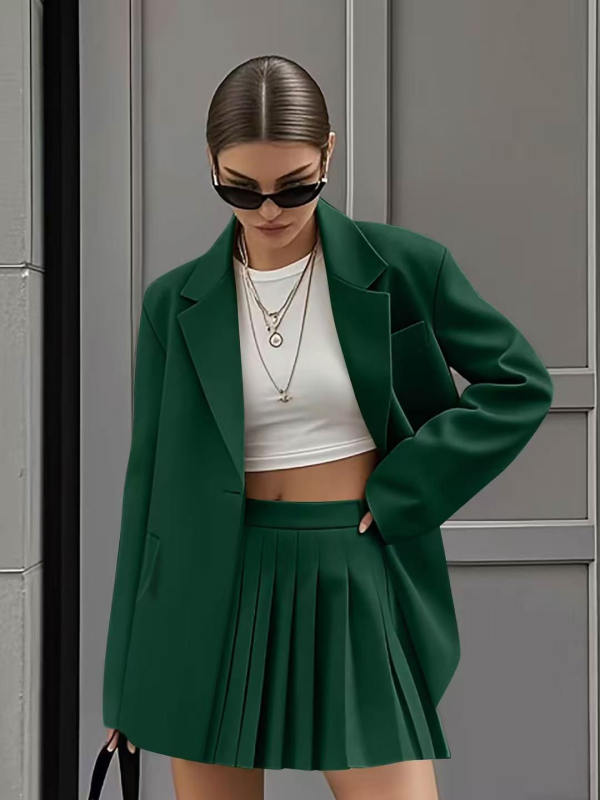 Ženski kostim s plisiranom suknjom – casual moda (proljeće 2025)