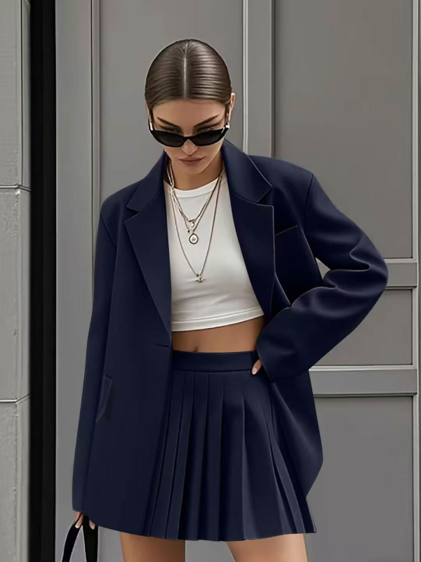 Ženski kostim s plisiranom suknjom – casual moda (proljeće 2025)