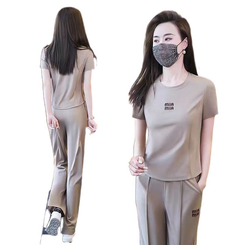 Ženski ljetni dvodijelni set: majica kratkih rukava i široke hlače, casual sportski stil