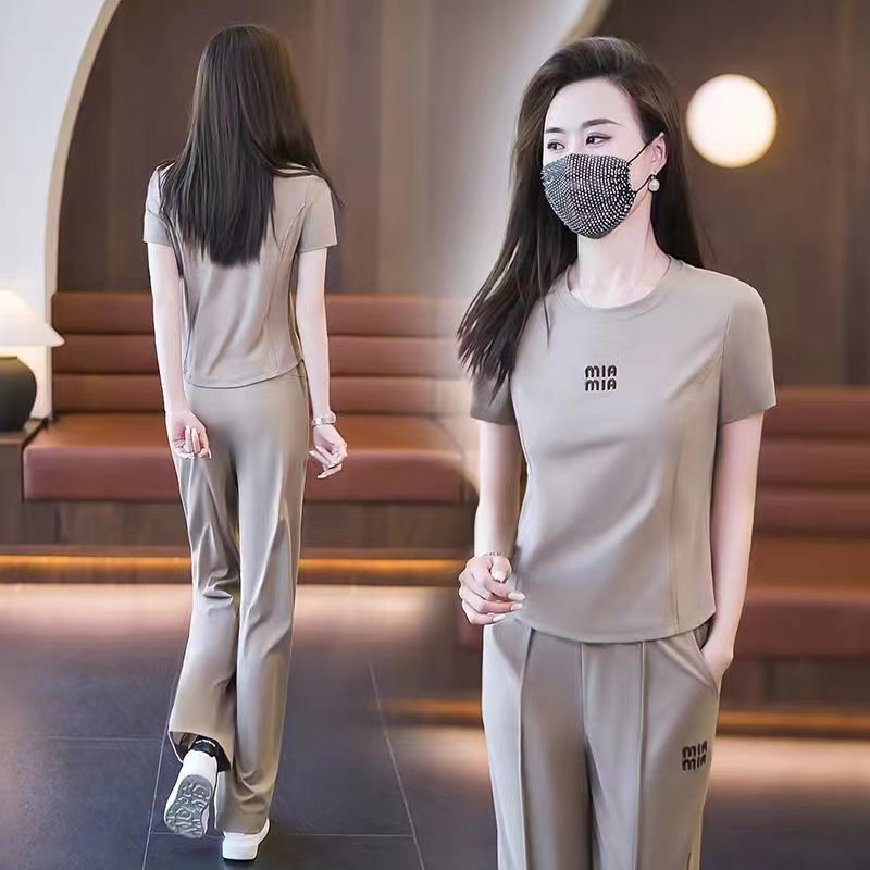 Ženski ljetni dvodijelni set: majica kratkih rukava i široke hlače, casual sportski stil