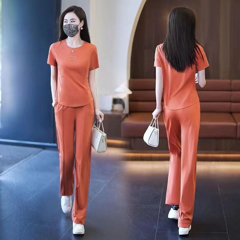 Ženski ljetni dvodijelni set: majica kratkih rukava i široke hlače, casual sportski stil