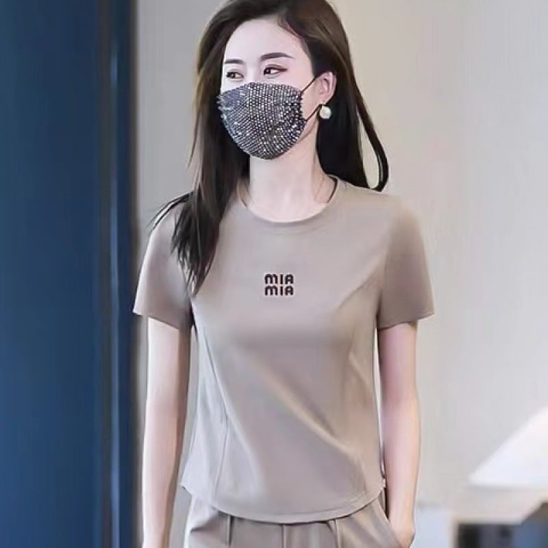 Ženski ljetni dvodijelni set: majica kratkih rukava i široke hlače, casual sportski stil