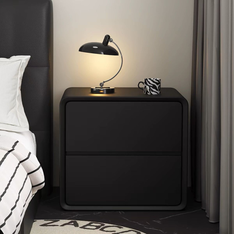 Ítalský minimalistický moderný masívny drevený nočný stolík krémovej farby s malým úložným priestorom, ľahký luxus pre spálňu, ekologický