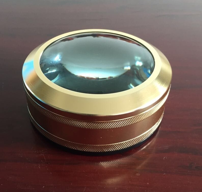 Metalno cilindrično povećalo za stolnu upotrebu, 5x povećanje, promjer 80 mm, zlatna boja, povećalo za čitanje za starije osobe.