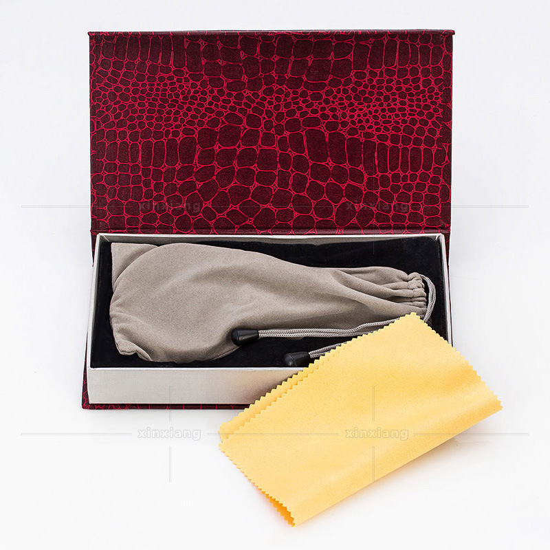 Ručna lupa s okvirom od cinkove legure, promjera 8 cm, 5× povećanje, optičko staklo, boja: antik brončana / zlatna.