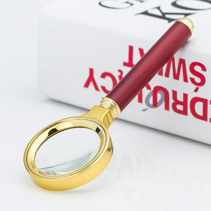 Mini povećalo s pozlaćenom okvirom od 36 mm i drvenom ručkom, 10x povećanje za čitanje sitnog teksta.