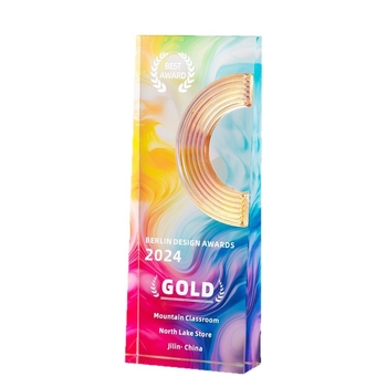 Kristalni trofej za završetak studija, s valovitim dizajnom i metalnim elementima, kristalna nagrada s otiskom u bojama