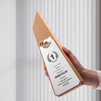 Nova luksuzna trofeja od masivnog drva s kreativnim graviranjem i metalnom pločicom s prorezom za godišnju ceremoniju dodjele nagrada iznimnim zaposlenicima