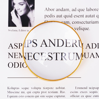 Stolna lupa s okruglom optičkom lećom promjera 6 cm za čitanje knjiga i novina.