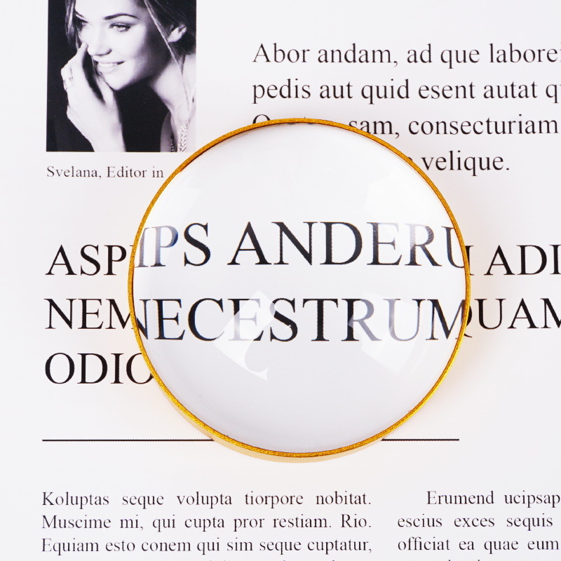 Stolna lupa s okruglom optičkom lećom promjera 6 cm za čitanje knjiga i novina.