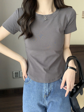 Γυναικείο T‑shirt από 100% βαμβάκι με καμπύλο τελείωμα και ακανόνιστο κόψιμο, μονόχρωμο, κοντά μανίκια, στενή γραμμή για καλοκαίρι — νέο σχέδιο