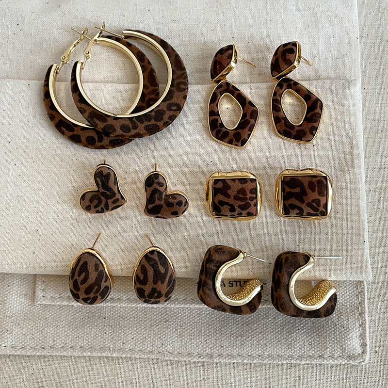 Ženski naušnice s leopardim uzorkom i flokiranim premazom, luksuzni retro stil, nišna moda, svestrani komad nakita