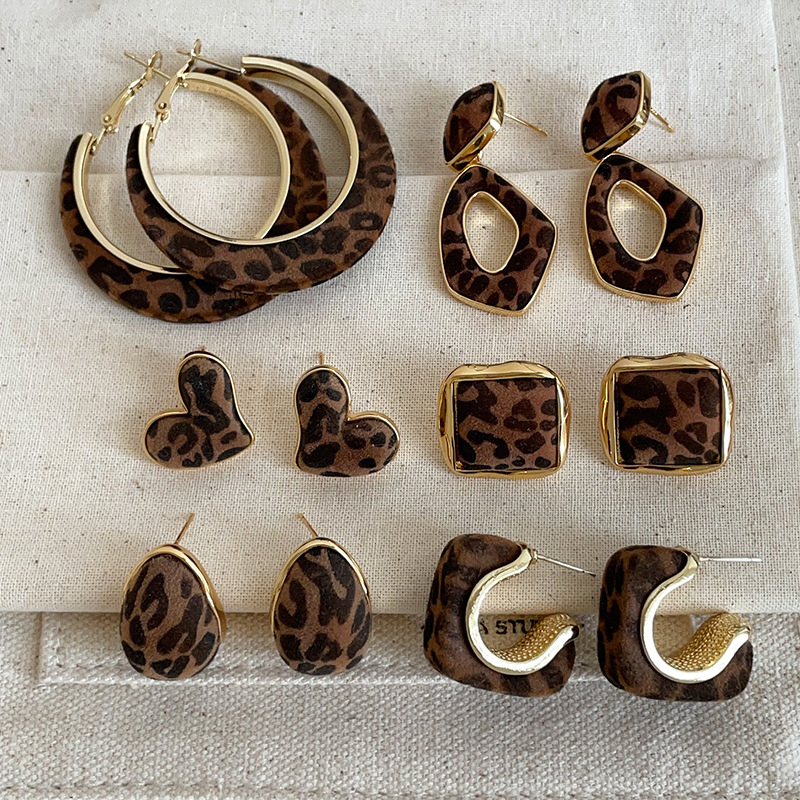 Ženski naušnice s leopardim uzorkom i flokiranim premazom, luksuzni retro stil, nišna moda, svestrani komad nakita
