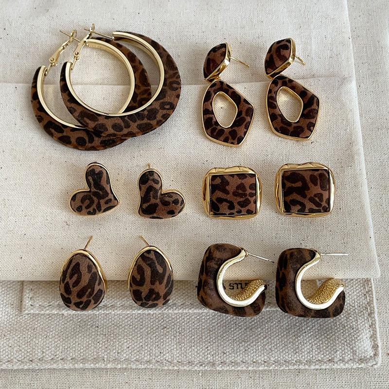 Ženski naušnice s leopardim uzorkom i flokiranim premazom, luksuzni retro stil, nišna moda, svestrani komad nakita