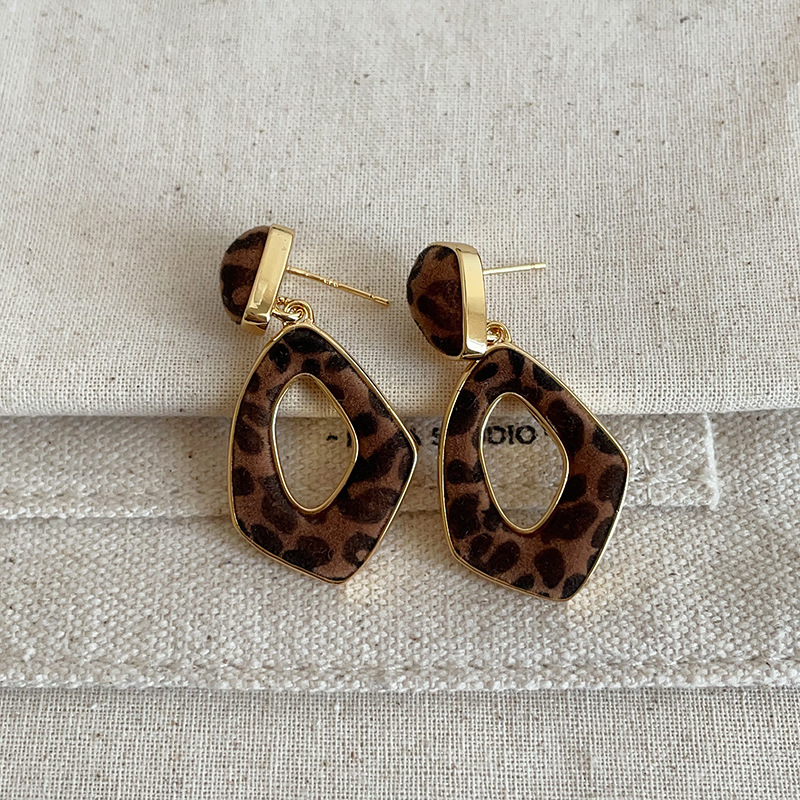 Ženski naušnice s leopardim uzorkom i flokiranim premazom, luksuzni retro stil, nišna moda, svestrani komad nakita