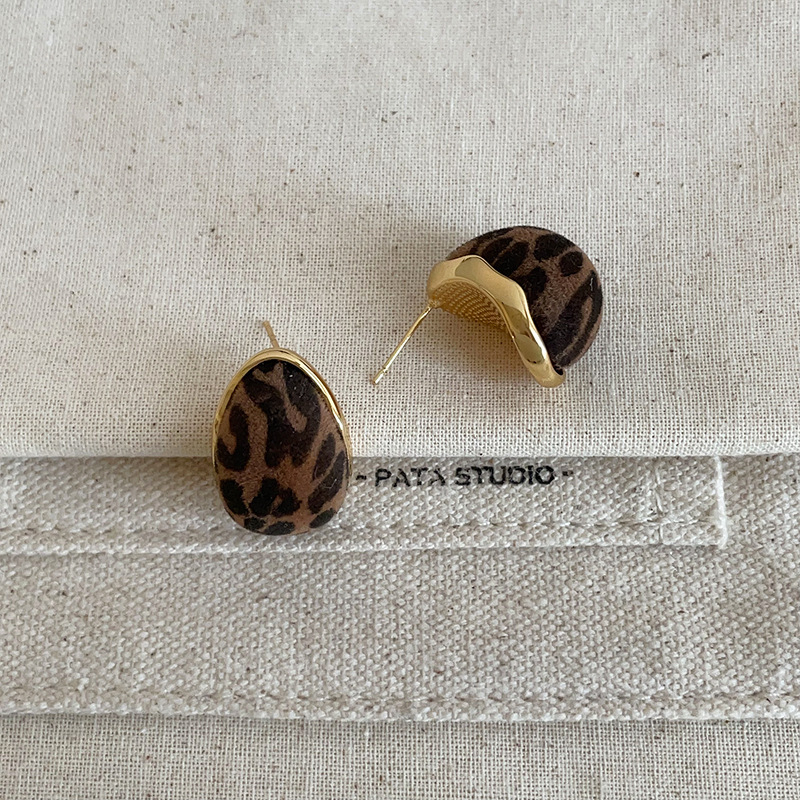 Ženski naušnice s leopardim uzorkom i flokiranim premazom, luksuzni retro stil, nišna moda, svestrani komad nakita
