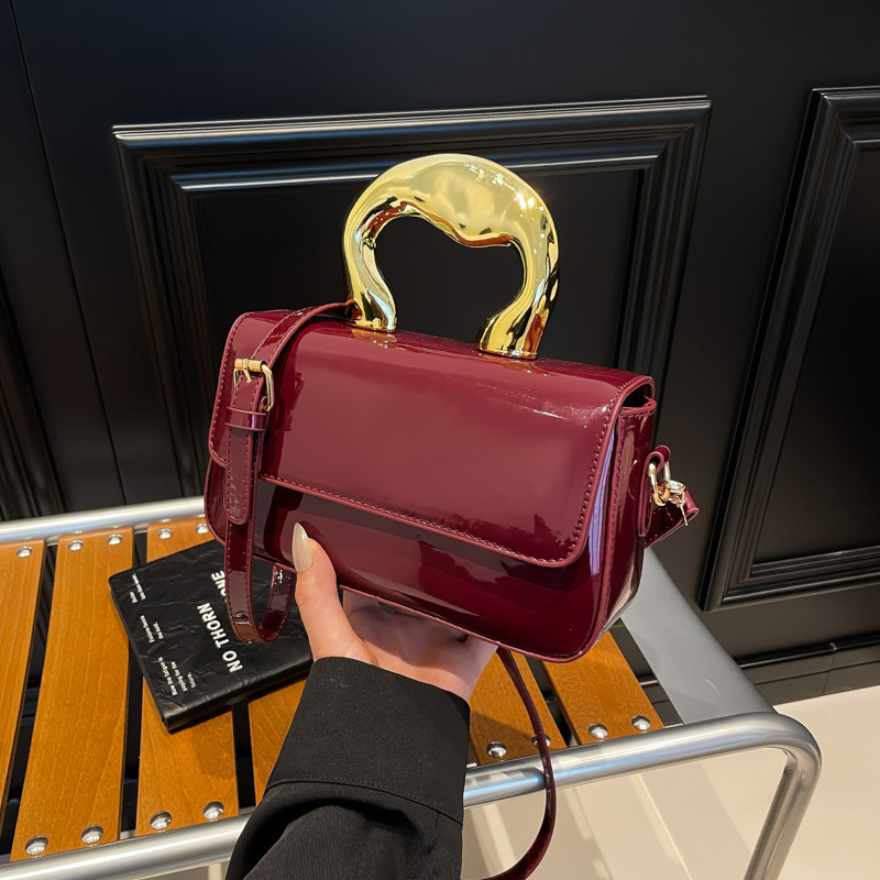 Ženska večernja torba, mala crossbody torba s metalnim dizajnom, 2026 trend, mini kvadratnog oblika