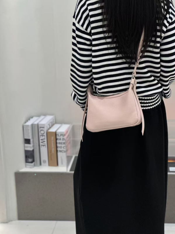 Minimalistička i elegantna ženska crossbody torba od kože prvog sloja goveda, s velikim kapacitetom za telefon