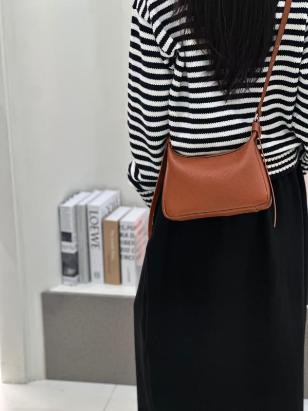 Minimalistička i elegantna ženska crossbody torba od kože prvog sloja goveda, s velikim kapacitetom za telefon