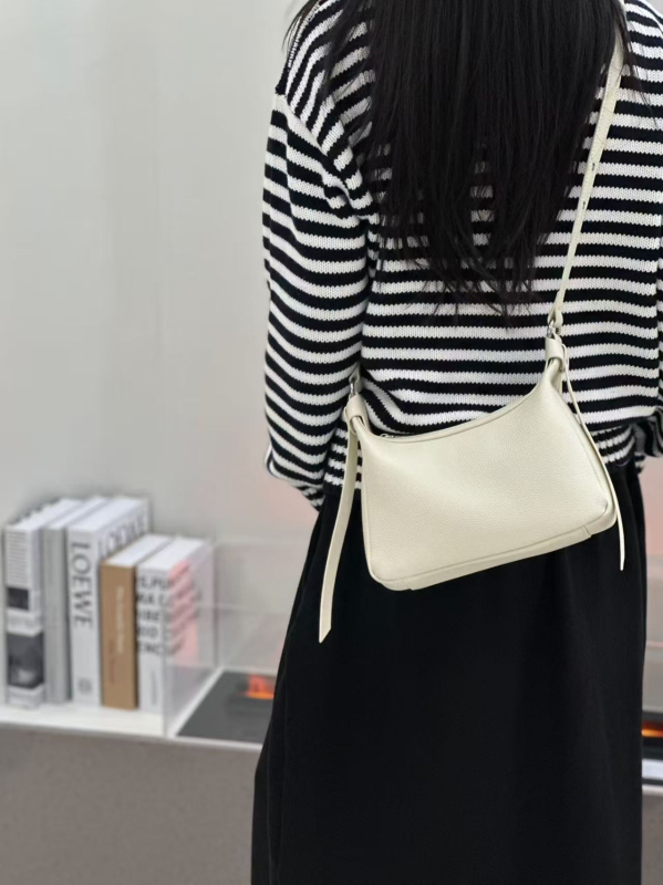 Minimalistička i elegantna ženska crossbody torba od kože prvog sloja goveda, s velikim kapacitetom za telefon