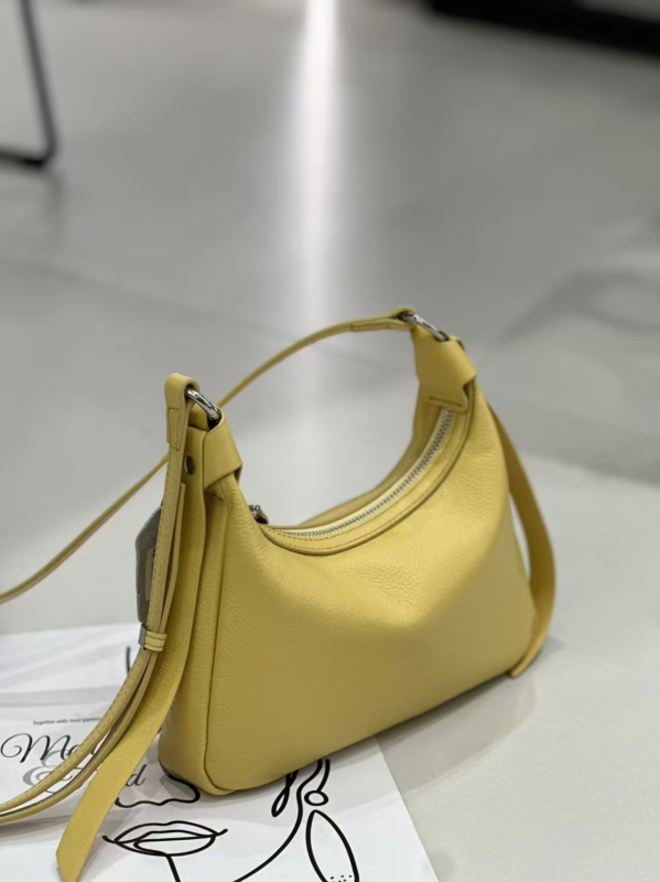 Minimalistička i elegantna ženska crossbody torba od kože prvog sloja goveda, s velikim kapacitetom za telefon
