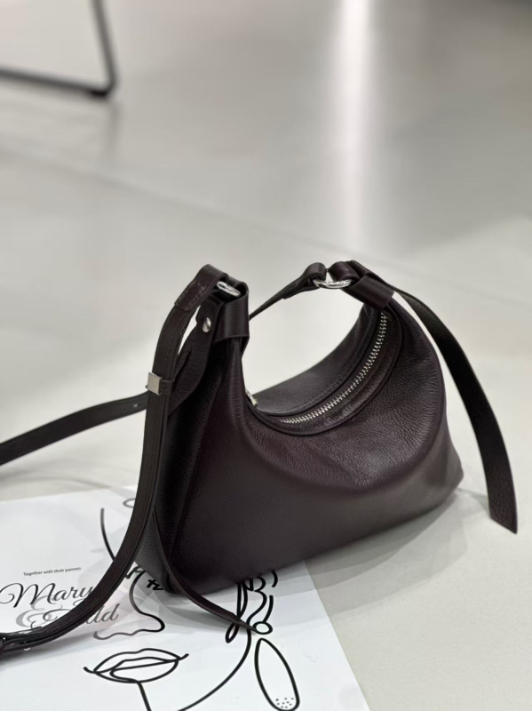 Minimalistička i elegantna ženska crossbody torba od kože prvog sloja goveda, s velikim kapacitetom za telefon