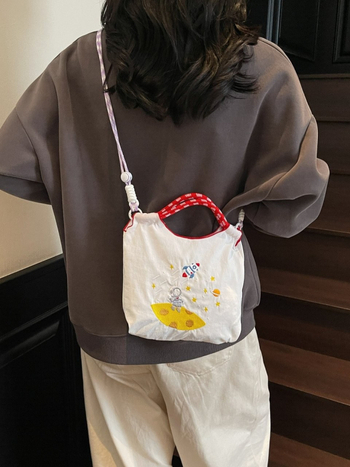 Ženska moderna mini crossbody torba u jednobojnoj boji s izvezenim cartoon motivom – praktična svakodnevna torba preko ramena s pretincem za telefon