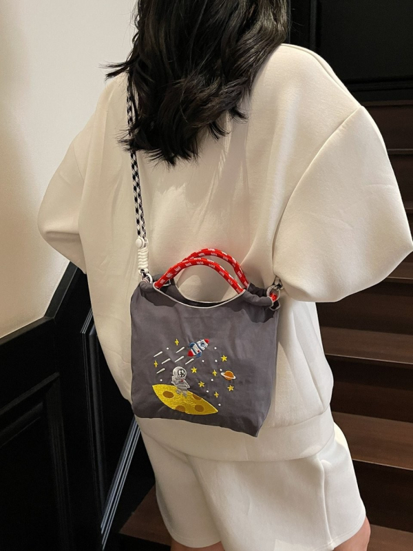 Ženska moderna mini crossbody torba u jednobojnoj boji s izvezenim cartoon motivom – praktična svakodnevna torba preko ramena s pretincem za telefon
