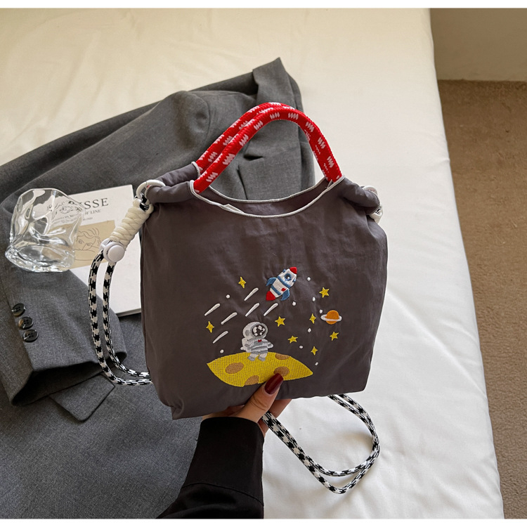 Ženska moderna mini crossbody torba u jednobojnoj boji s izvezenim cartoon motivom – praktična svakodnevna torba preko ramena s pretincem za telefon