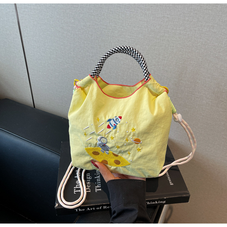 Ženska moderna mini crossbody torba u jednobojnoj boji s izvezenim cartoon motivom – praktična svakodnevna torba preko ramena s pretincem za telefon