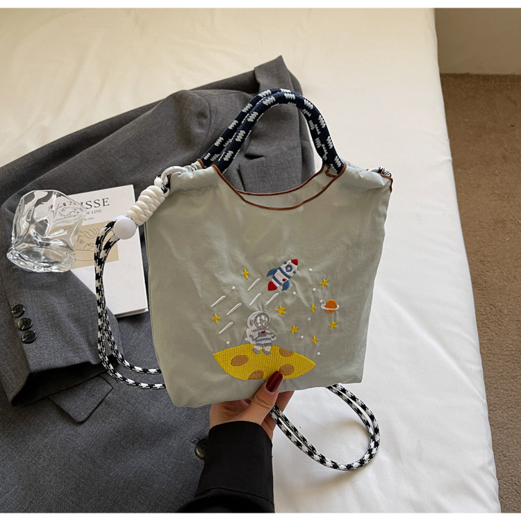 Ženska moderna mini crossbody torba u jednobojnoj boji s izvezenim cartoon motivom – praktična svakodnevna torba preko ramena s pretincem za telefon