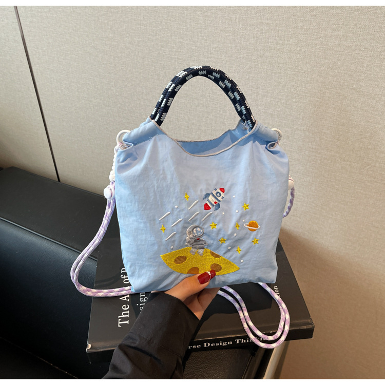 Ženska moderna mini crossbody torba u jednobojnoj boji s izvezenim cartoon motivom – praktična svakodnevna torba preko ramena s pretincem za telefon