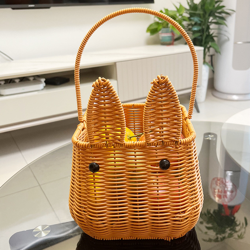 Slatka mini košarica s ručkom i motivom zeca, za piknik na otvorenom te branje jaja i voća — rekvizit za fotografiranje.