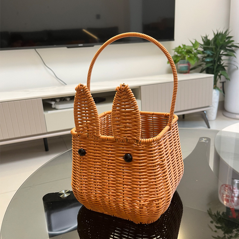 Slatka mini košarica s ručkom i motivom zeca, za piknik na otvorenom te branje jaja i voća — rekvizit za fotografiranje.