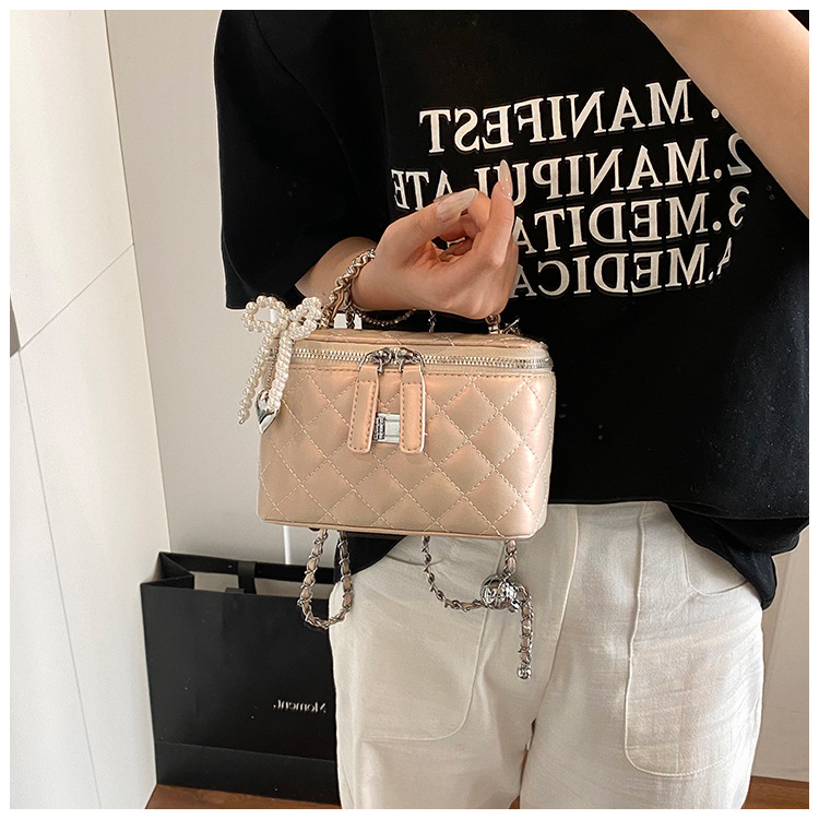 Ženska torbica s dijamantnim prešitkom i lancem, mala bucket torbica za ramena ili crossbody, 2025 model