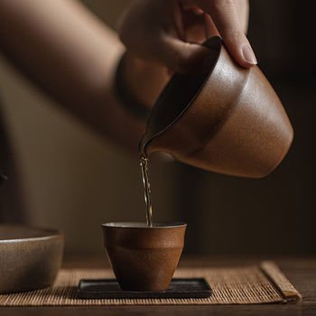 Σετ τσαγιού σε ιαπωνικό στυλ Zen από τραχιά κεραμική, με κανάτα τσαγιού και διαχωριστή για τσάι — εξοπλισμός οικιακής χρήσης.