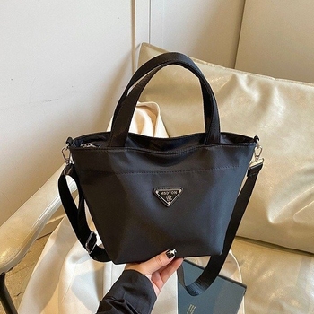 Ženska crossbody torbica 2025, proljetni modni model, jednostavna torbica, najlon, velik kapacitet, svakodnevna uporaba, dumpling-stil