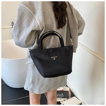 Ženska crossbody torbica 2025, proljetni modni model, jednostavna torbica, najlon, velik kapacitet, svakodnevna uporaba, dumpling-stil