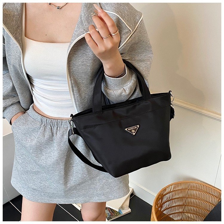Ženska crossbody torbica 2025, proljetni modni model, jednostavna torbica, najlon, velik kapacitet, svakodnevna uporaba, dumpling-stil