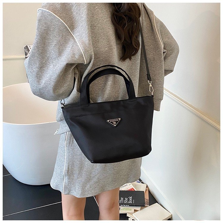 Ženska crossbody torbica 2025, proljetni modni model, jednostavna torbica, najlon, velik kapacitet, svakodnevna uporaba, dumpling-stil