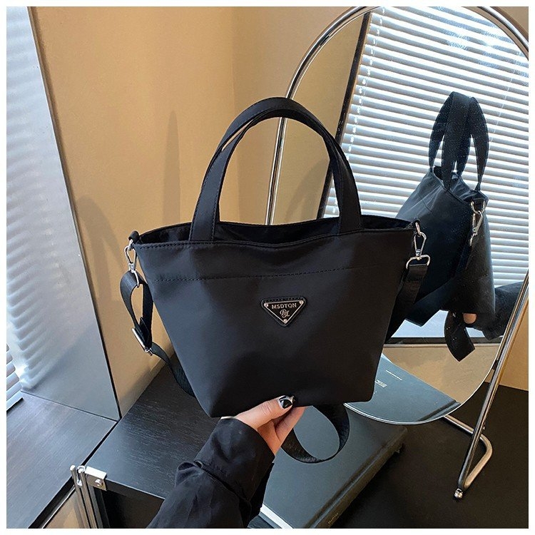 Ženska crossbody torbica 2025, proljetni modni model, jednostavna torbica, najlon, velik kapacitet, svakodnevna uporaba, dumpling-stil
