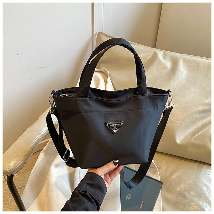 Ženska crossbody torbica 2025, proljetni modni model, jednostavna torbica, najlon, velik kapacitet, svakodnevna uporaba, dumpling-stil