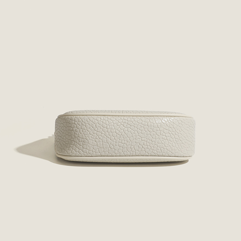 2026 Nova modna minimalistička torba za podlakticu s dojmljivim dojmom vrhunske kvalitete, bijela baguette torba, svestrana za rame ili crossbody.