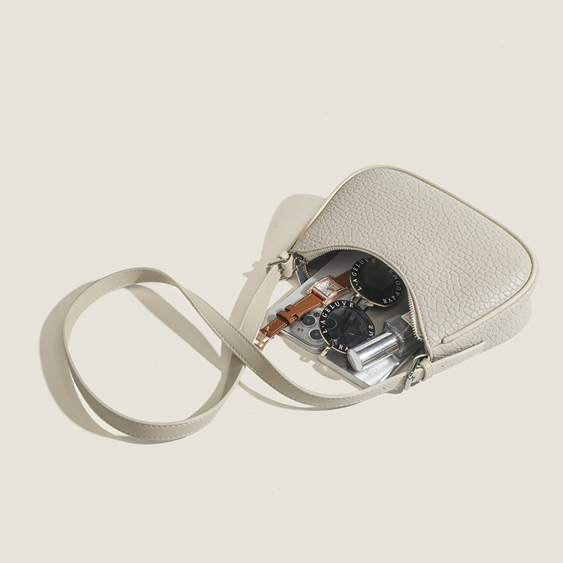 2026 Nova modna minimalistička torba za podlakticu s dojmljivim dojmom vrhunske kvalitete, bijela baguette torba, svestrana za rame ili crossbody.