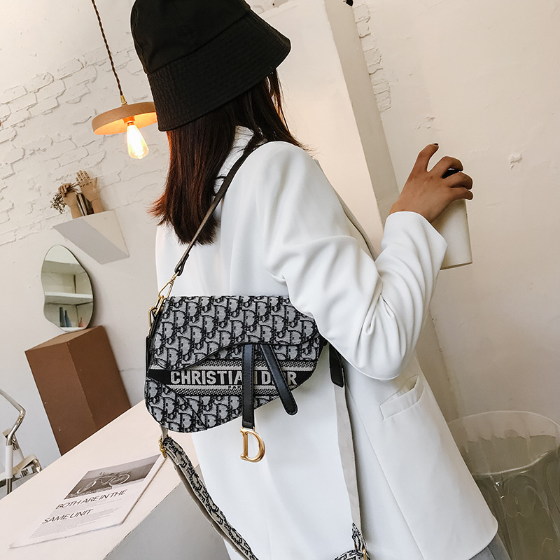 Nova ženska torbica u stilu sedla za ispod pazuha, s izvezom i širokim remenom, svestrana i moderna crossbody torba