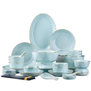 Ručno oslikani zlatni porcelanski set posuđa: zdjela za rižu s dijamantnim uzorkom, zdjela za rezance, zdjela za juhu, tanjur za ribu, nepravilni oblici posuđa i različite žlice.